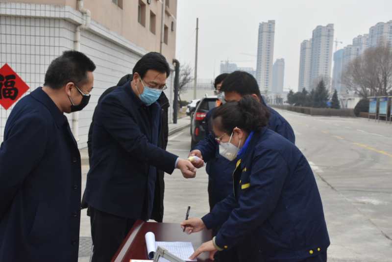 市城管局劉云飛局長一行蒞臨忻州市水務(wù)有限責(zé)任公司污水處理分公司檢查疫情防控及復(fù)工復(fù)產(chǎn)工作情況。.jpg