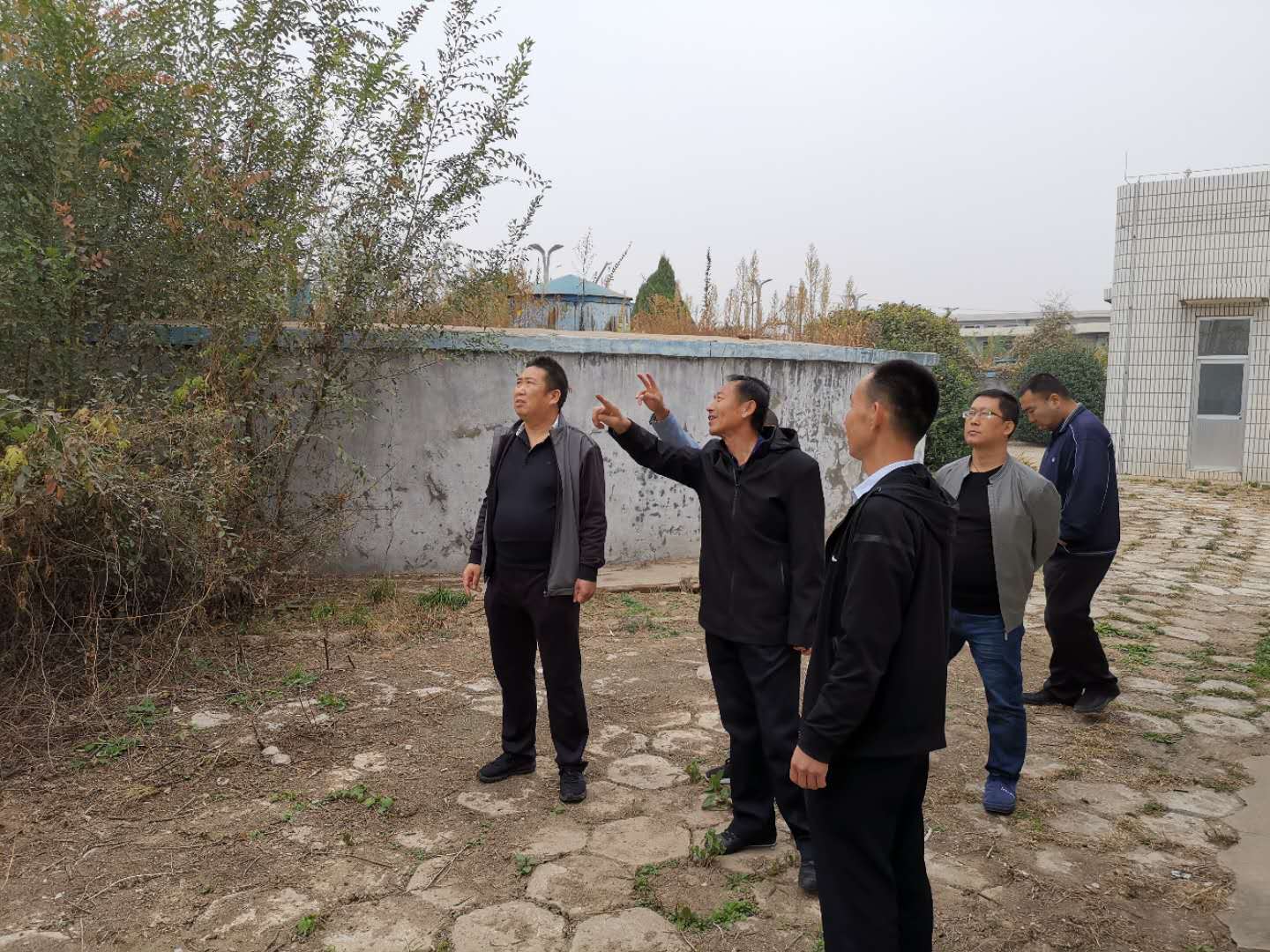 公司總經(jīng)理王建人在供水、污水生產(chǎn)一線開展風(fēng)險(xiǎn)隱患排查 (1).jpg