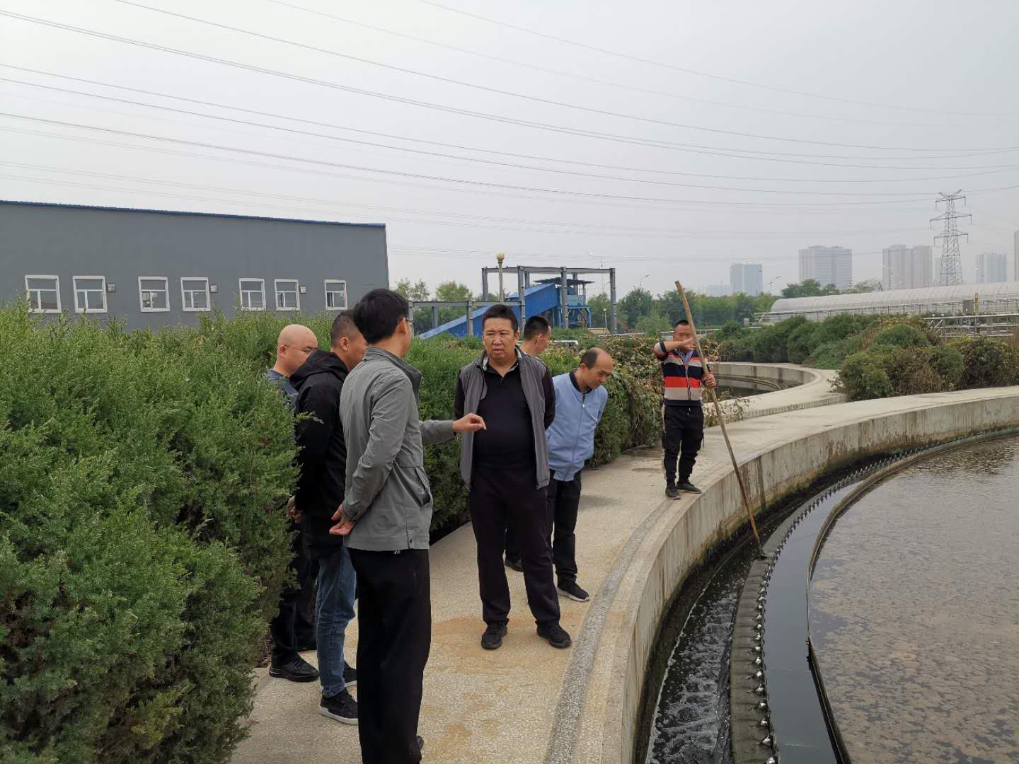 公司總經(jīng)理王建人在供水、污水生產(chǎn)一線開展風(fēng)險(xiǎn)隱患排查 (2).jpg